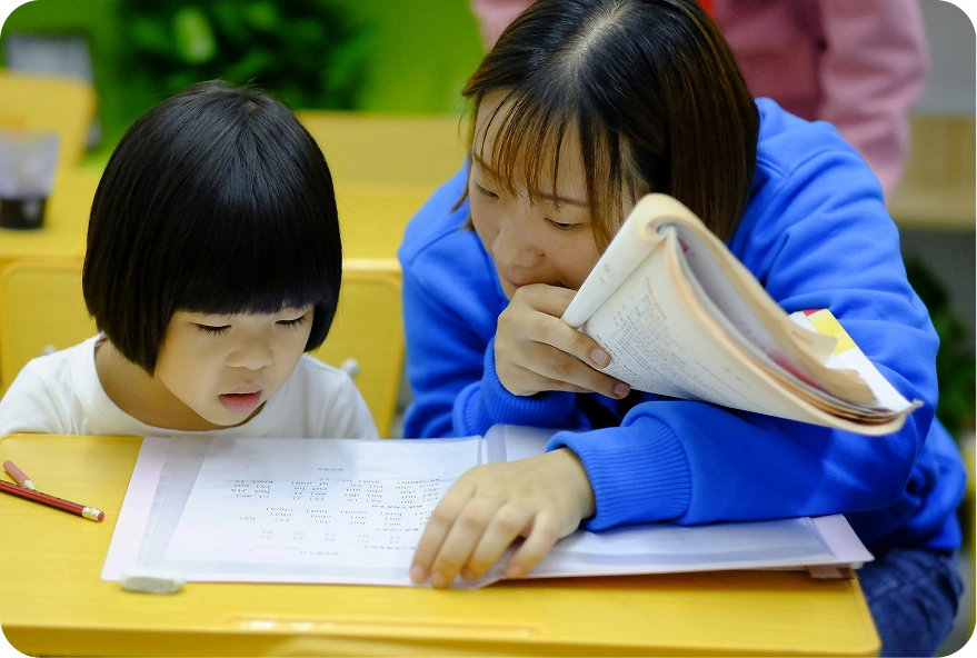 優しいスタッフが子どもを支援する様子