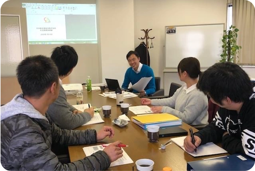 優しいスタッフが子どもを支援する様子