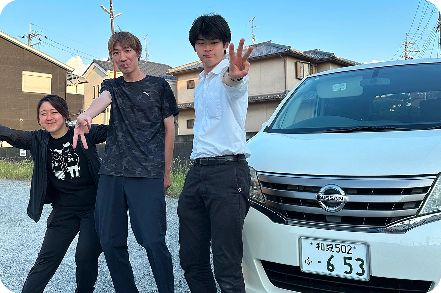 優しいスタッフが子どもを支援する様子