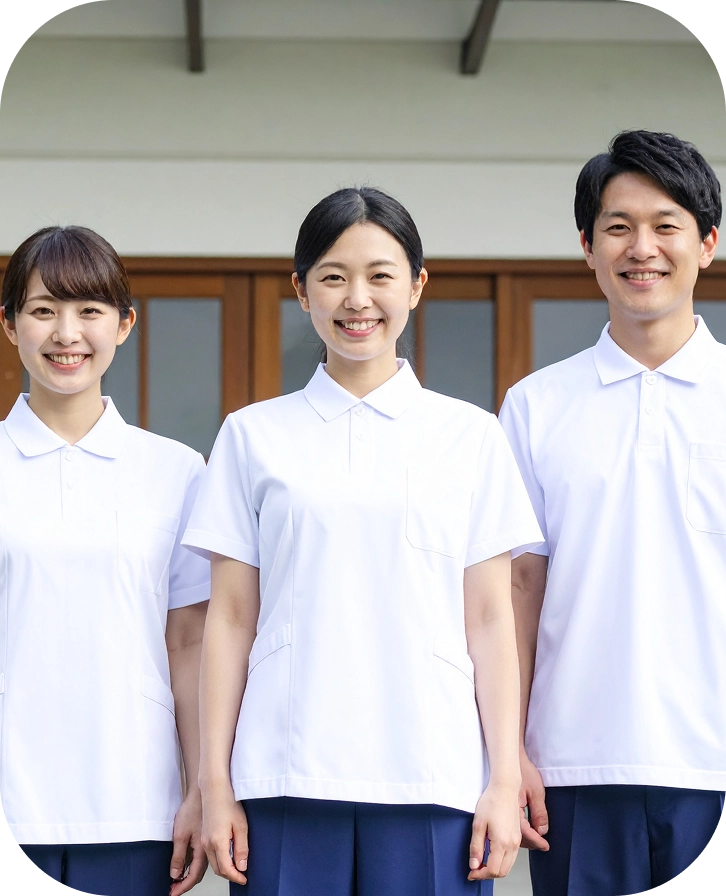 優しいスタッフが子どもを支援する様子